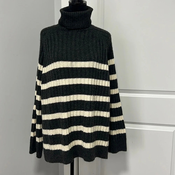 H&M rib-knit turtleneck black/striped oversized long sleeve sweater size medium - Picture 2 of 10